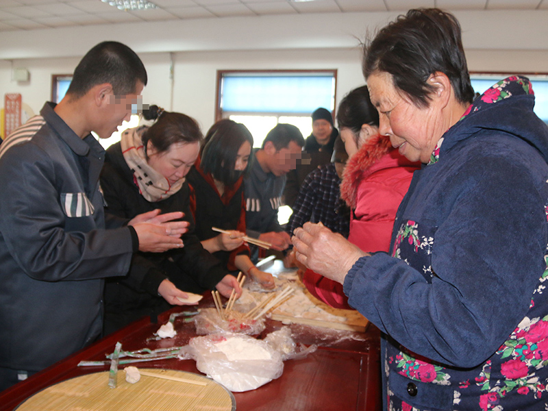 服刑人員和家人一起包餃子 曹新國(guó) 攝