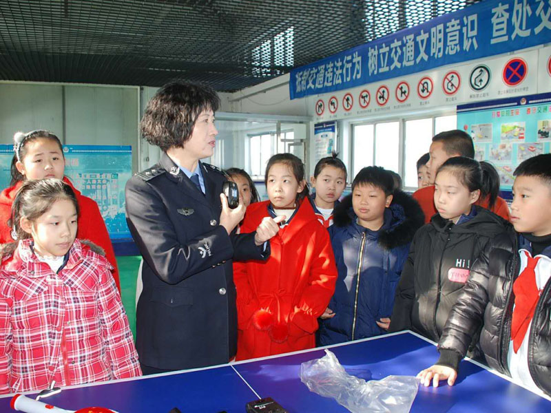 圖三民警向?qū)W生們展示講解了執(zhí)法記錄儀,、酒精檢測儀、警務(wù)通等執(zhí)法裝備使用