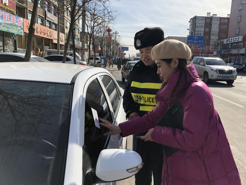 記者學著給違停車輛貼罰單
