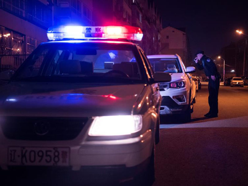 （圖一）夜晚，民警需要對(duì)路邊車(chē)輛進(jìn)行巡查保障人民財(cái)產(chǎn)安全