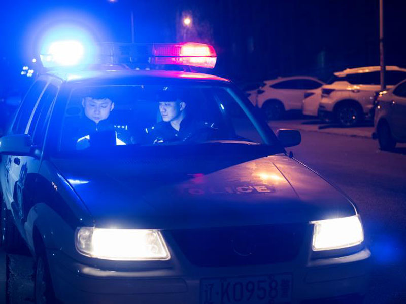 （圖三）黑夜中,，路邊閃亮的警燈讓夜歸人心里感覺(jué)安全多了
