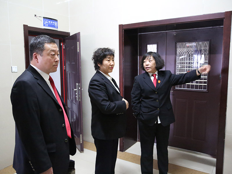 王淑俐（中）到建昌縣人民法院調研