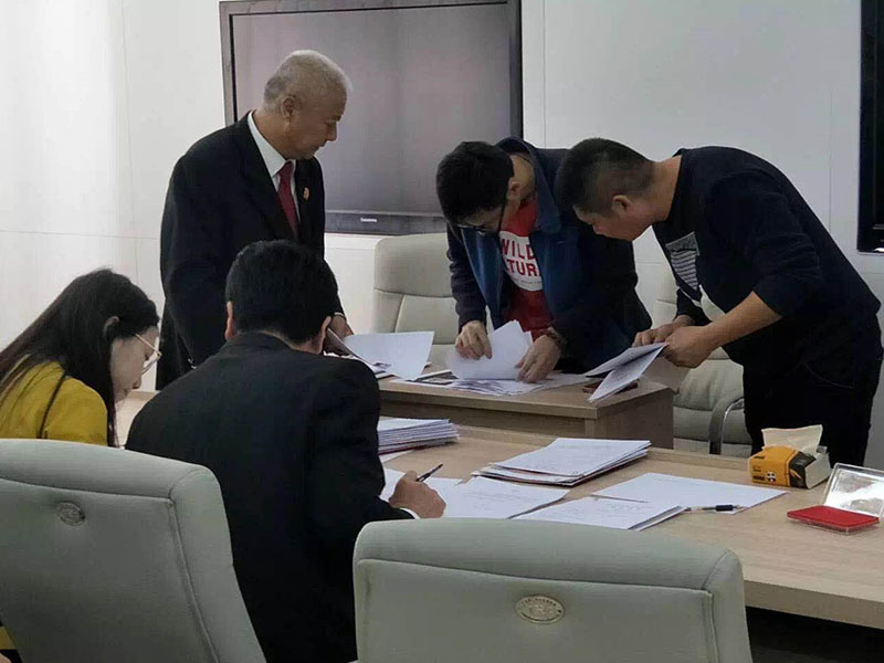 配文1：雙方當(dāng)事人達(dá)成和解，并在和解協(xié)議上簽字