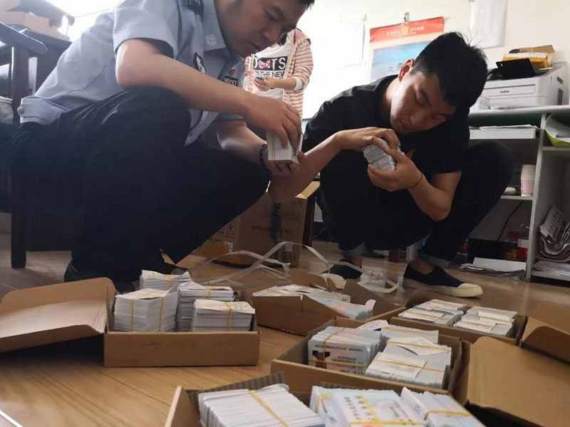 民警迅速尋找5名考生的身份證件,，并及時送到考生手中