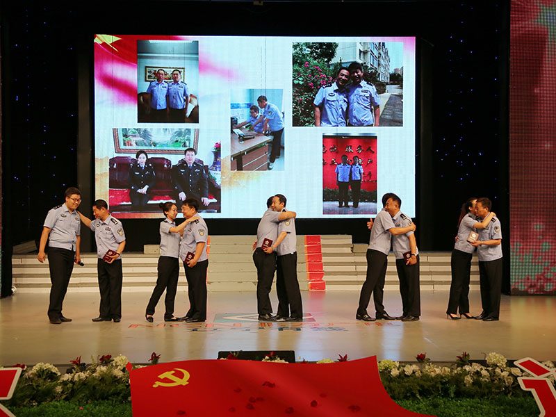（圖八）上陣父子兵，并肩作戰(zhàn),，用青春熱血展現(xiàn)了一代代人民警察薪火相傳,，用平凡奉獻(xiàn)書寫了“人民公安為人民”的無悔忠誠