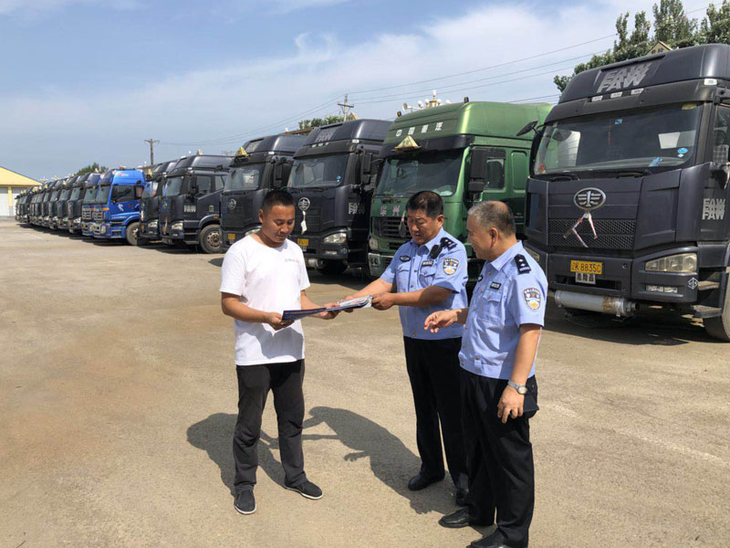 民警對企業(yè)車輛的安全管理臺賬,、車輛信息臺賬等相關(guān)內(nèi)容進行了詳細檢查，