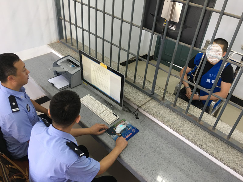 圖二：民警正在訊問犯罪嫌疑人周某