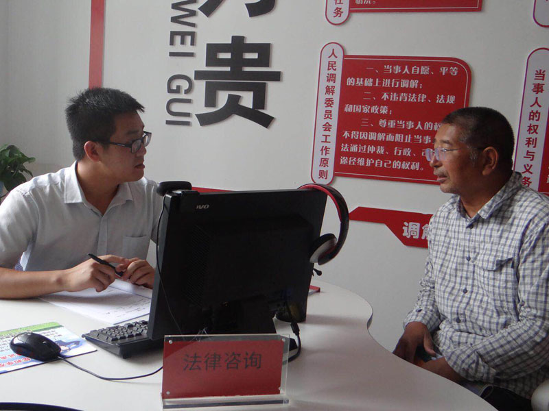 同心苑社區(qū)居民在同律師咨詢法律問(wèn)題