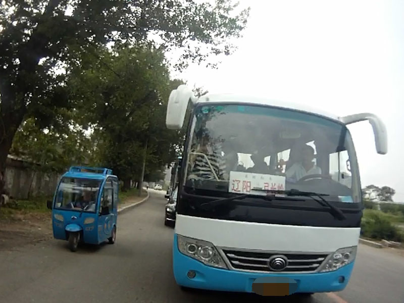 核載19人的客運(yùn)車多載了一個人,，其中一名乘客蹲在過道上，被交警發(fā)現(xiàn)