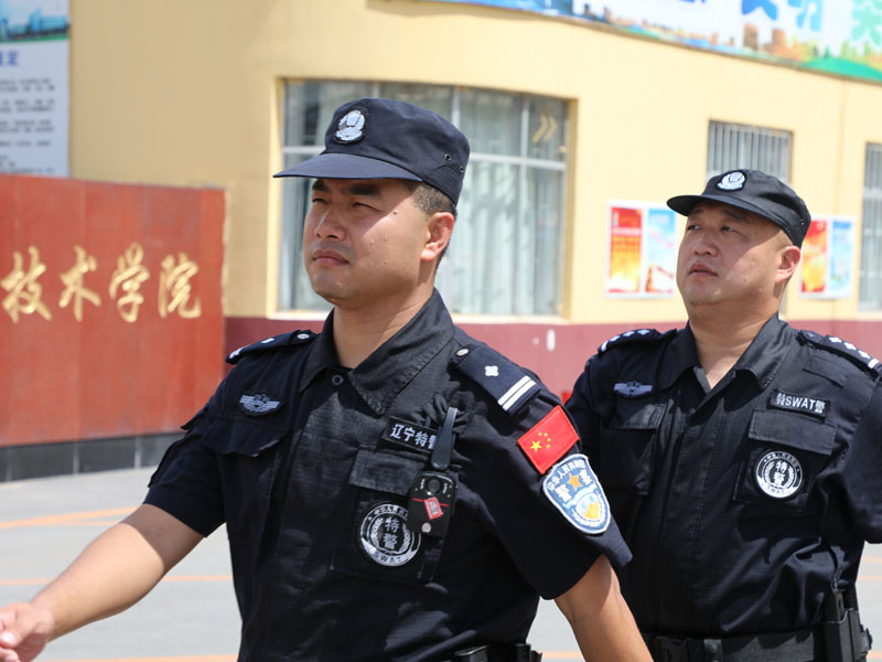 巡特警在街上開(kāi)展巡邏工作