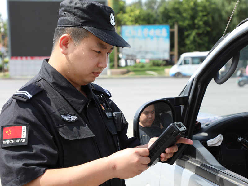 巡特警在高速路口點(diǎn)位對(duì)過(guò)往車輛進(jìn)行檢查