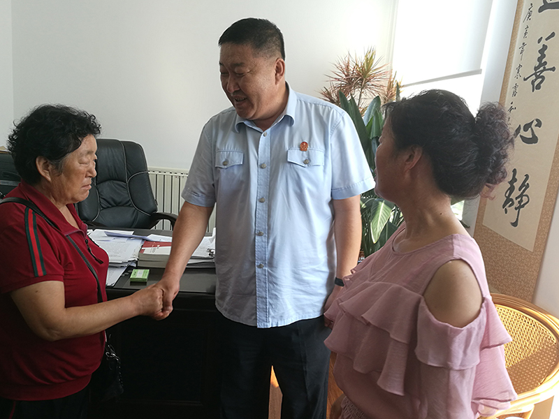 兩姐妹感謝執(zhí)行局局長(zhǎng)
