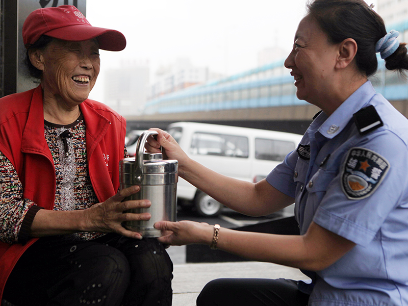 幾年這個(gè)愛心團(tuán)隊(duì)的女警們每天堅(jiān)持為大廳門口賣報(bào)攤的金大娘送“愛心午餐”