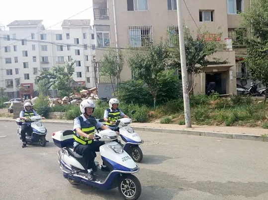 臥龍派出所摩托車小隊(duì)正在進(jìn)行巡邏