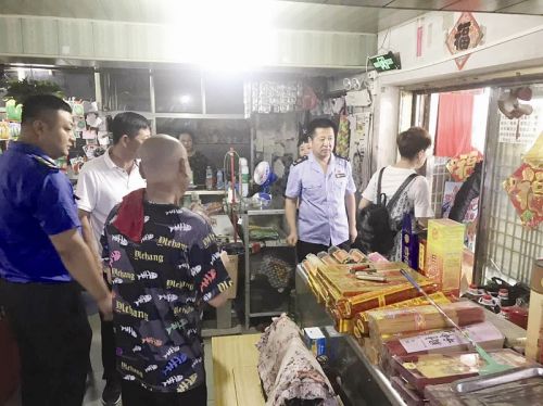 聯合執(zhí)法人員對仍銷售祭祀用品的商家進行勸導查收