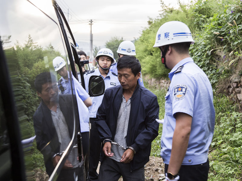 高某被押上警車(chē)