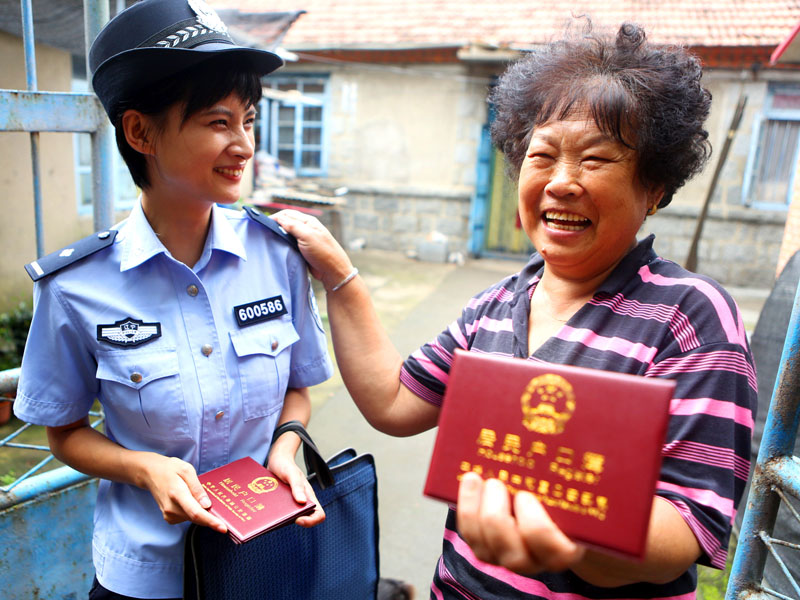王月經(jīng)常上門把戶口薄,、身份證送到居民手中