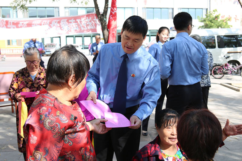黑山縣人民檢察院檢察官走上街頭向群眾開展掃黑除惡宣傳活動(dòng)。