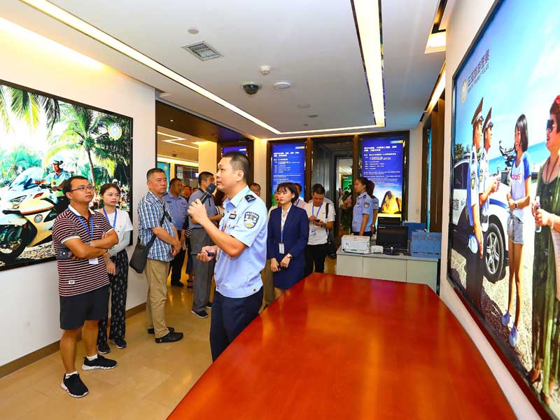 采訪團(tuán)成員在三亞市市民游客中心采訪旅游綜合治理工作開展情況,。  符傳問 攝