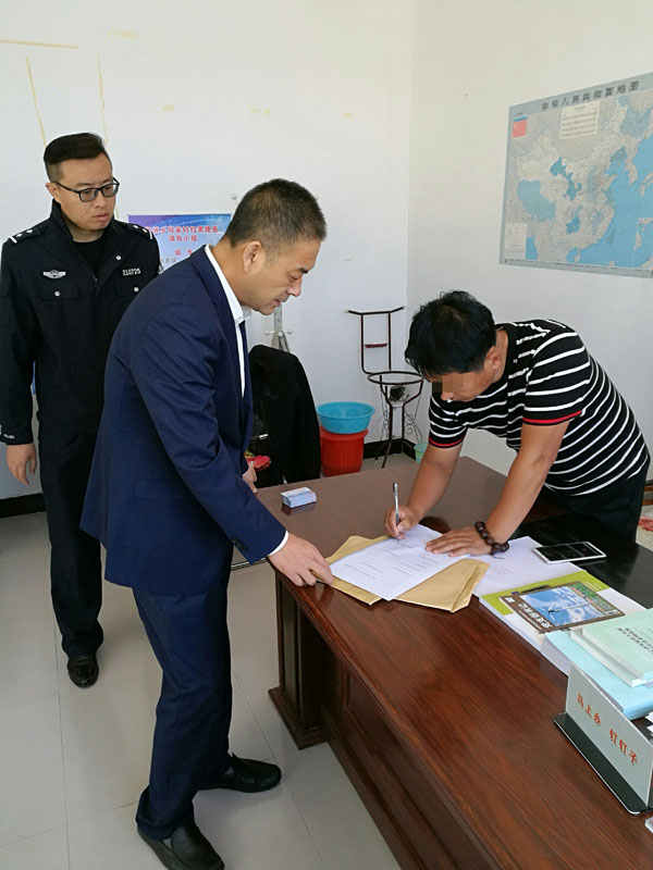 某村村委會工作人員配合康平縣法院執(zhí)行干警調(diào)查工作
