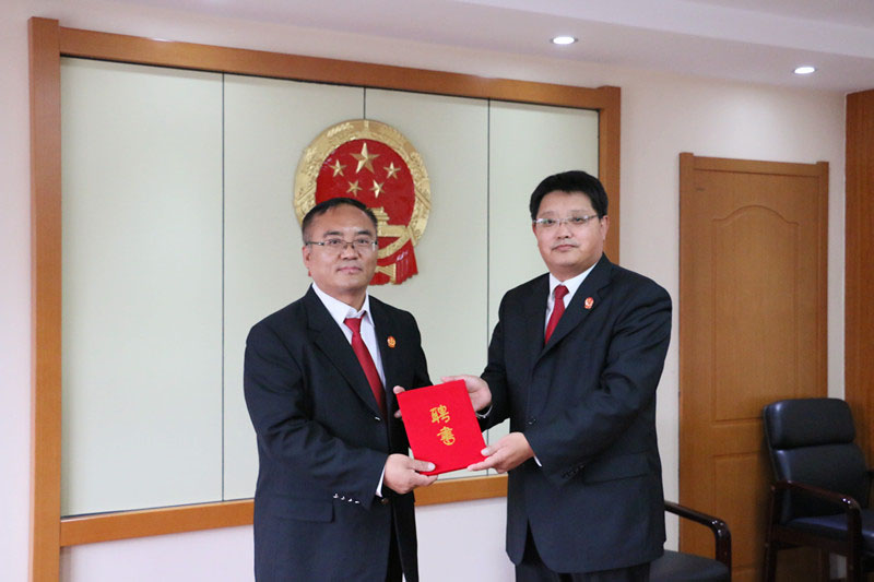 錦州市太和區(qū)人民法院黨組書記,、院長(zhǎng)康贏健(右)為新任法官導(dǎo)師頒發(fā)了聘書