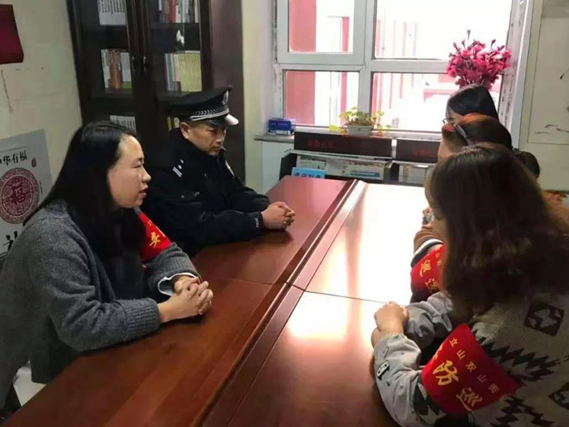 社區(qū)民警向“網(wǎng)格員”了解社區(qū)動(dòng)態(tài)