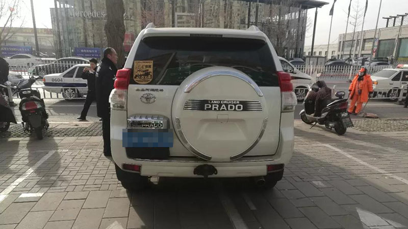 占用兩個車位