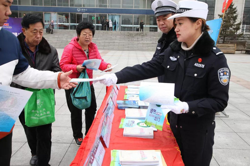 撫順交警正在發(fā)放交通安全宣傳手冊(cè)