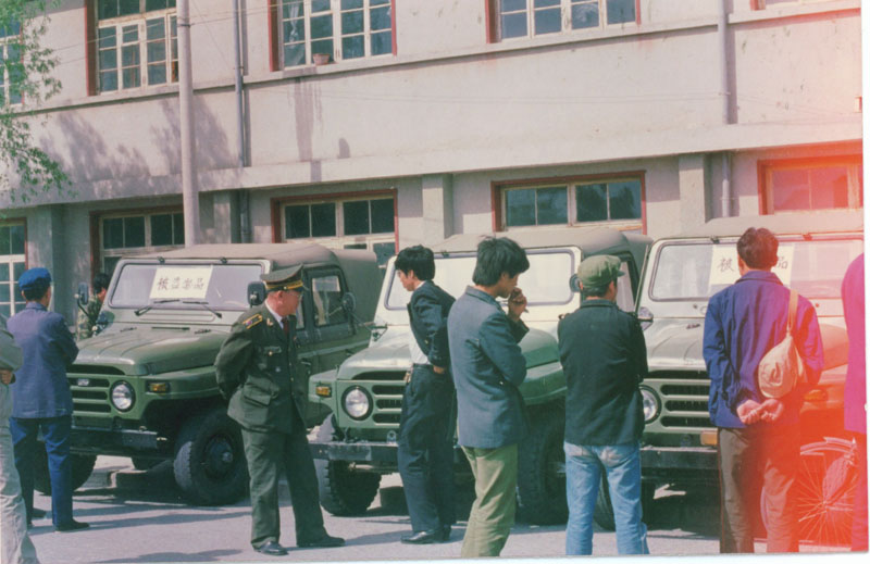 1991年5月22日,，分局“兩反”返贓大會(huì)中展示繳獲的贓物吉普車