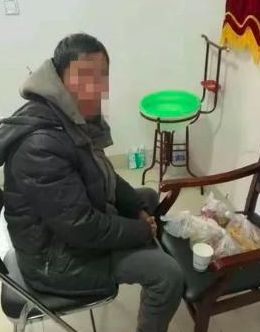 民警為黃某買來了食物、增添了衣物,。