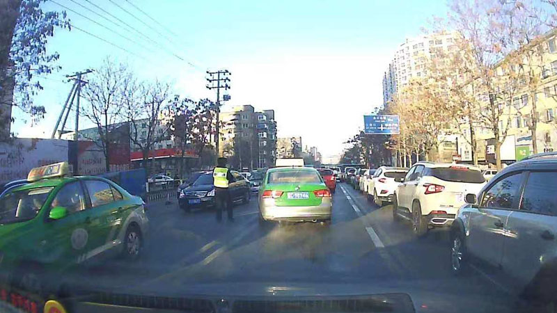 民警下車疏導(dǎo)早高峰車輛為出租車開道