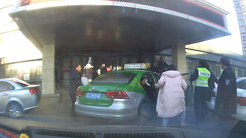 民警為出租車開道及時將昏迷的嬰兒送至醫(yī)院,。