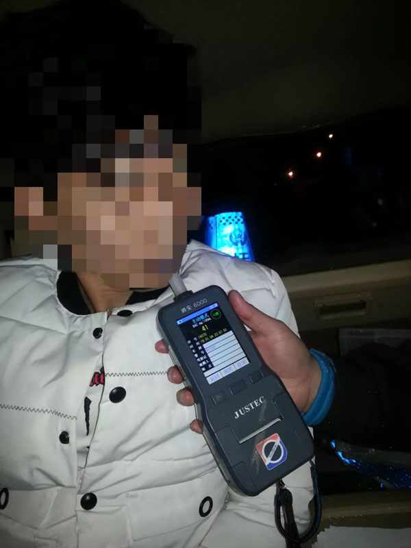 劉某正在接受酒精測(cè)試