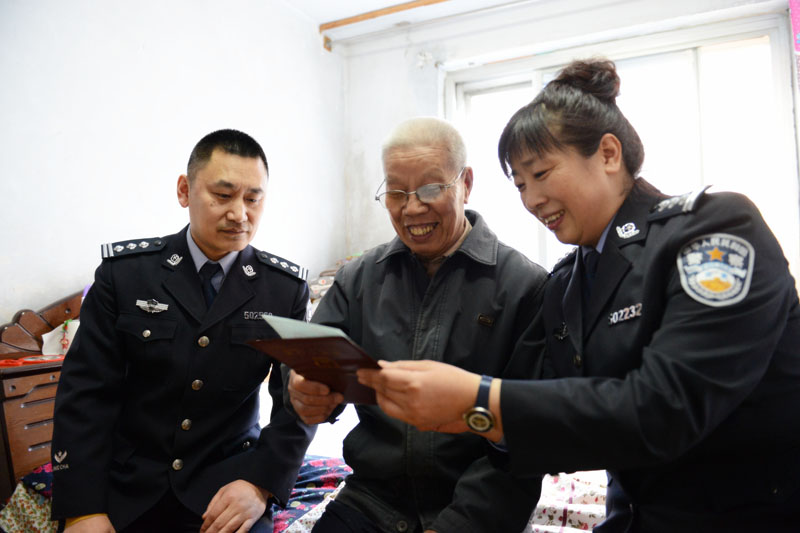 社區(qū)警務支隊為民服務送證上門
