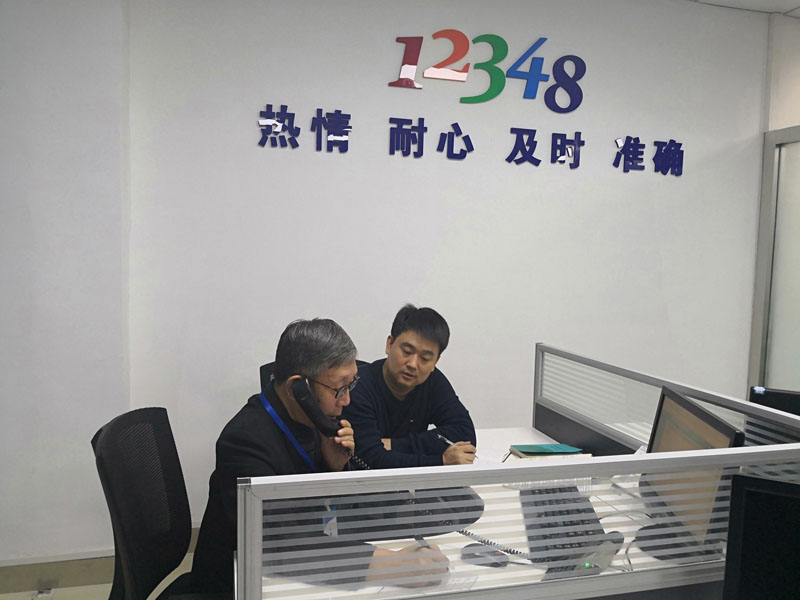 記者體驗接聽熱線電話前接受培訓