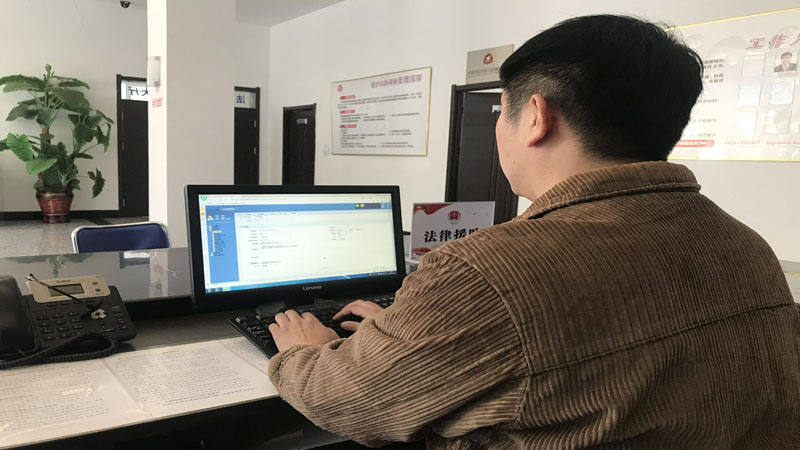 本溪市法律援助中心12348辦公室工作人員姜琦正在通過后臺系統(tǒng)回復百姓通過12348遼寧法網(wǎng)咨詢的法律問題