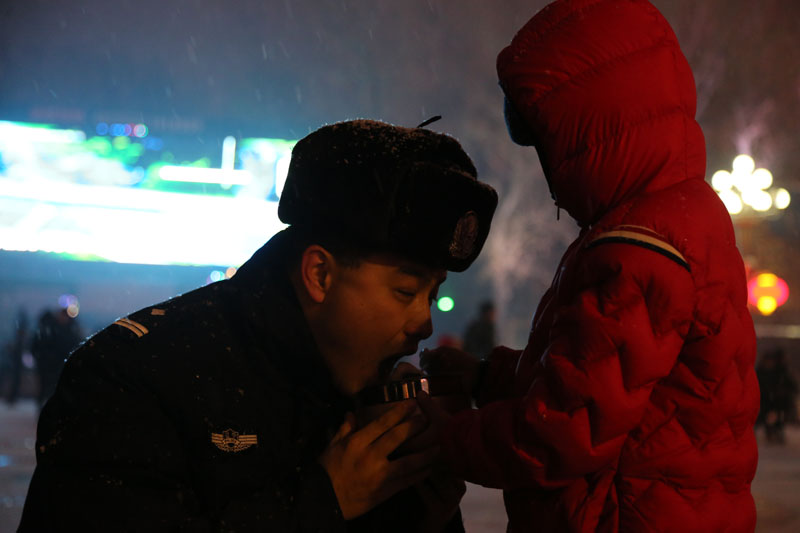 民警莊浩收到兒子送來的驚喜,，一碗熱乎乎的元宵,。 (4)