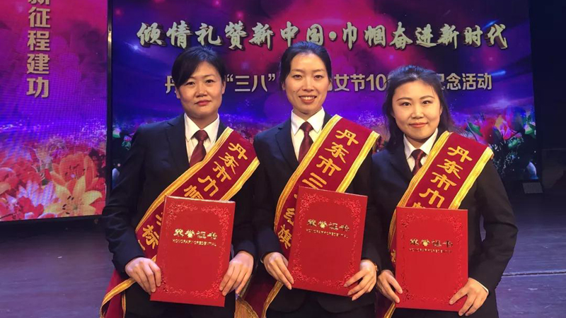 從左往右依次是李曉菲,、鄒慧姝,、陳曙光