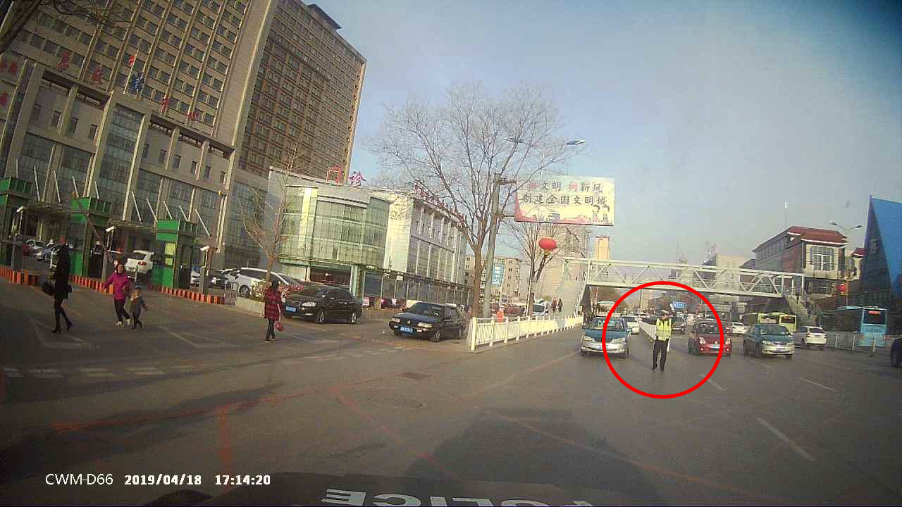 執(zhí)勤交警疏導警車進入醫(yī)院
