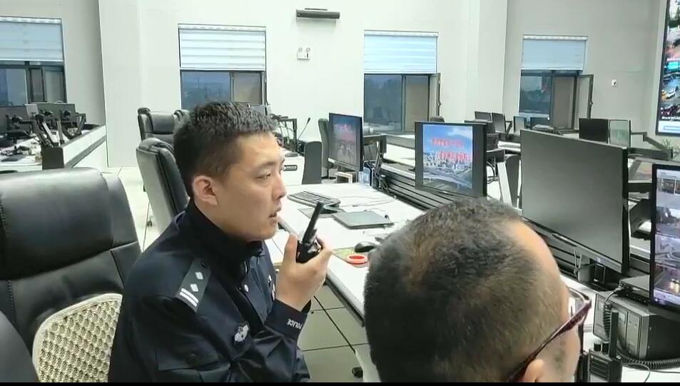 交警指揮中心現(xiàn)場指揮安排警力進(jìn)行護(hù)送