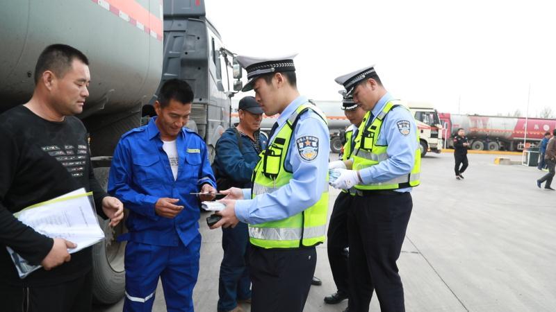 配文3：交警大隊(duì)民警為運(yùn)輸企業(yè)司機(jī)提供服務(wù)