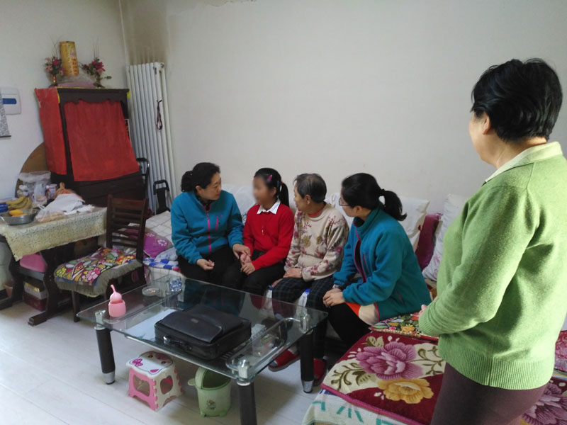 樊麗萍（左一）經(jīng)常到陽陽家探望她和奶奶