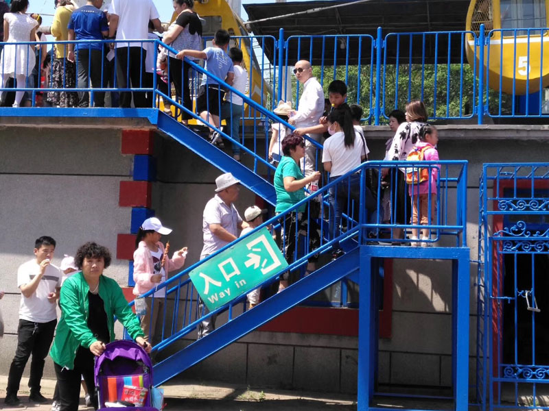 每年六一,，陽陽（二樓緩步臺(tái)背書包女孩）都能在公園玩?zhèn)€痛快