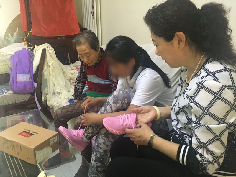 今年六一節(jié)前,，樊麗萍給陽陽買了一雙新鞋當(dāng)做節(jié)日禮物