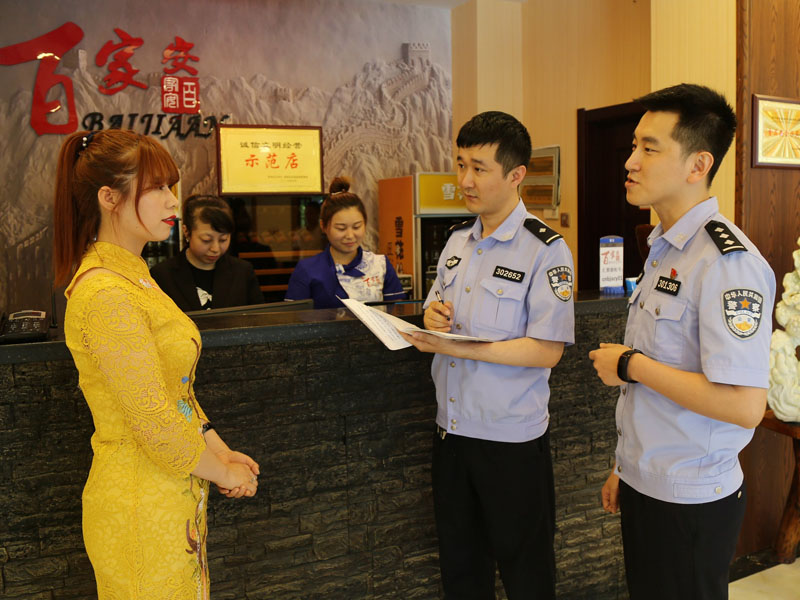 民警走訪了解轄區(qū)企業(yè)商家經(jīng)營(yíng)中遇到的難題