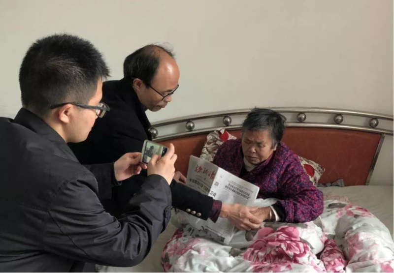 醴陵立三村網(wǎng)格員幫助轄區(qū)內(nèi)行動(dòng)不便的老人進(jìn)行養(yǎng)老認(rèn)證_編輯