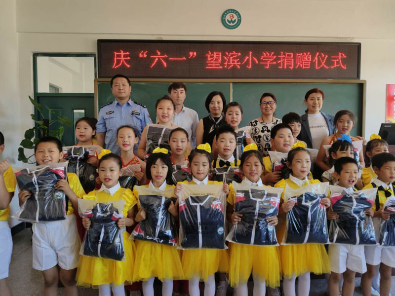為孩子們送上關(guān)愛(ài)禮包