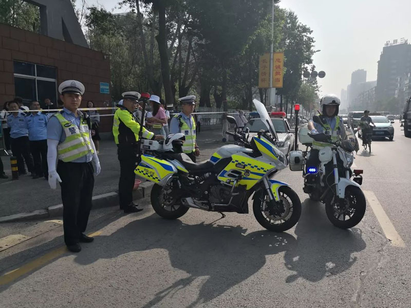 撫順交警在考點(diǎn)外全力備勤,。