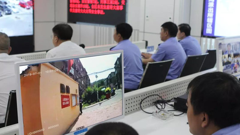 配文2：指揮中心對(duì)4G執(zhí)法記錄儀即時(shí)傳回的畫(huà)面進(jìn)行分析