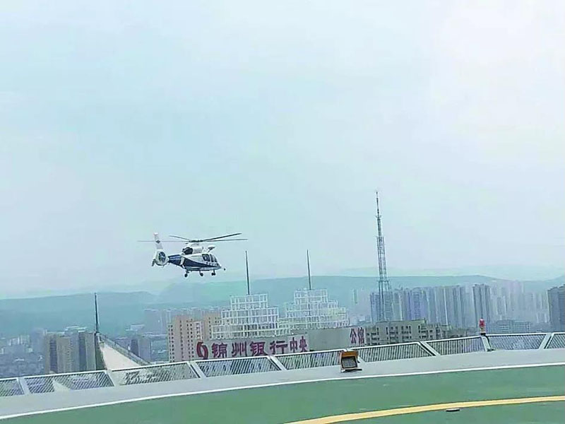 盤旋在金融廣場樓頂?shù)木瘎罩鄙龣C